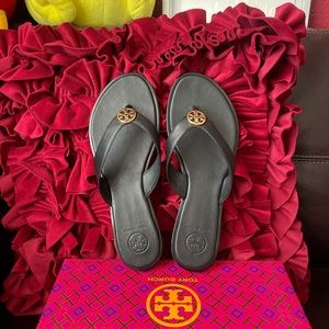 NIB Tory Burch Benton Thong Printed Calf Leather-perfect black/gold 013 size 7